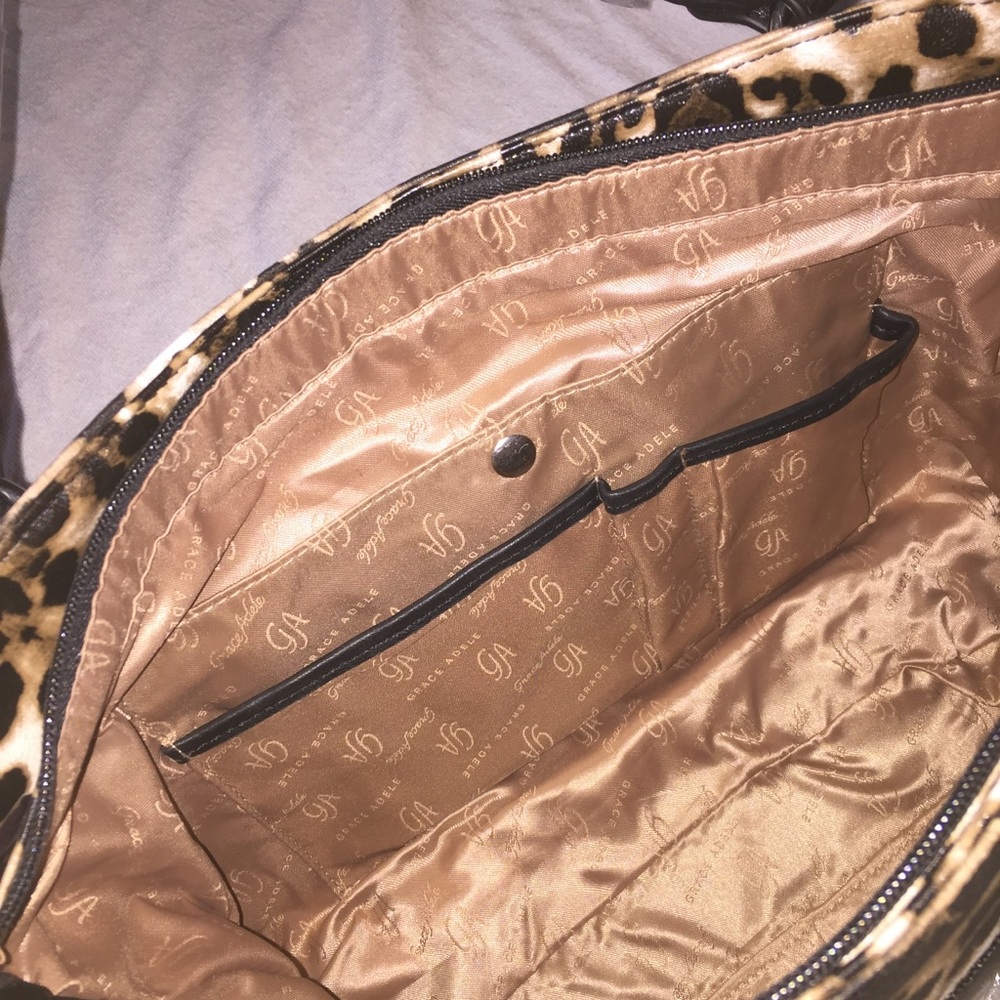 Leopard Print Tote With Zippered Back Pocket - image 7